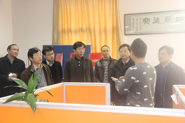 20151117省經(jīng)信委副主任胡學(xué)同參觀園區(qū)企業(yè)天安財(cái)險(xiǎn).JPG